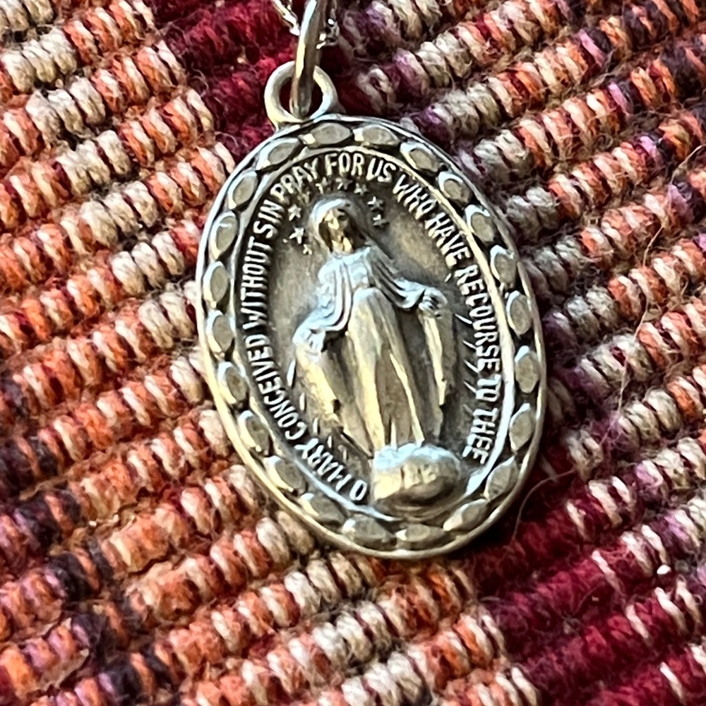 EUC Vintage Chapel Sterling Virgin Mary Medallion with Chain